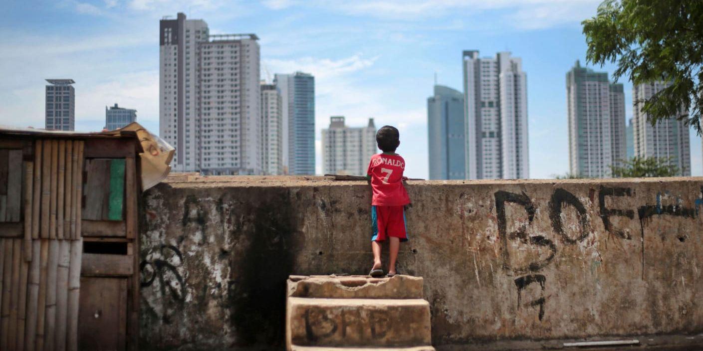 En indonesisk pojke i ett slumområde i den indonesiska huvudstaden Jakarta, vars storstadsområde bebos av närmare 30 miljoner människor. Arkivbild från 2014.