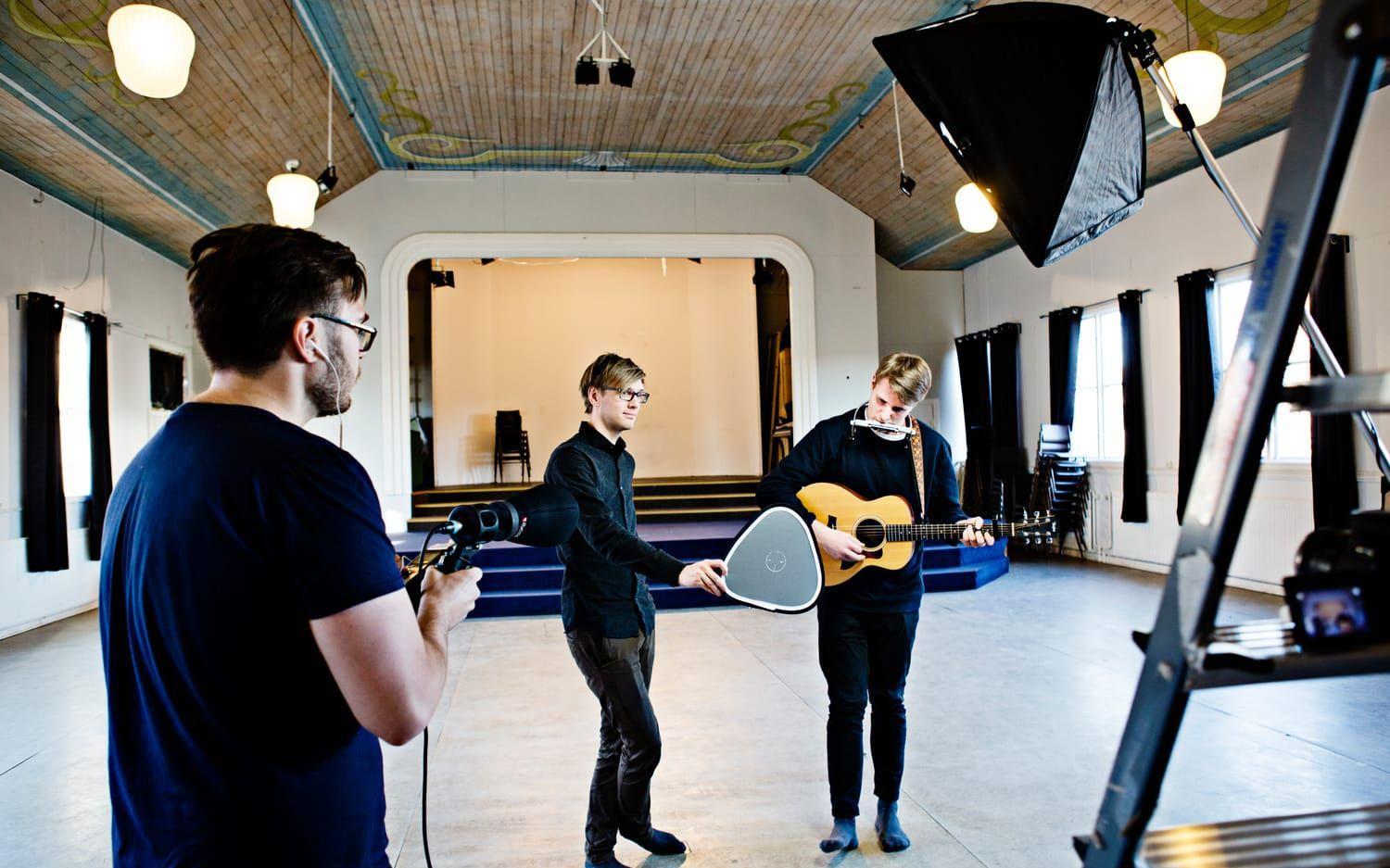 Jesper Petersson som har tagit med sig gitarren för att spela in en musikvideo med Gothenburg Sessions. Jens Ljungblad kollar vitbalansen och Max Edstam kollar ljudet. Bild: Tomas Ohlsson.