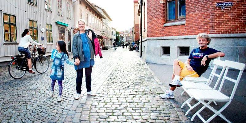 Alice Maelin med mamma Keerstin Jillefors promenerar på Haga Nygata medan Åke Strand satt sig ner.