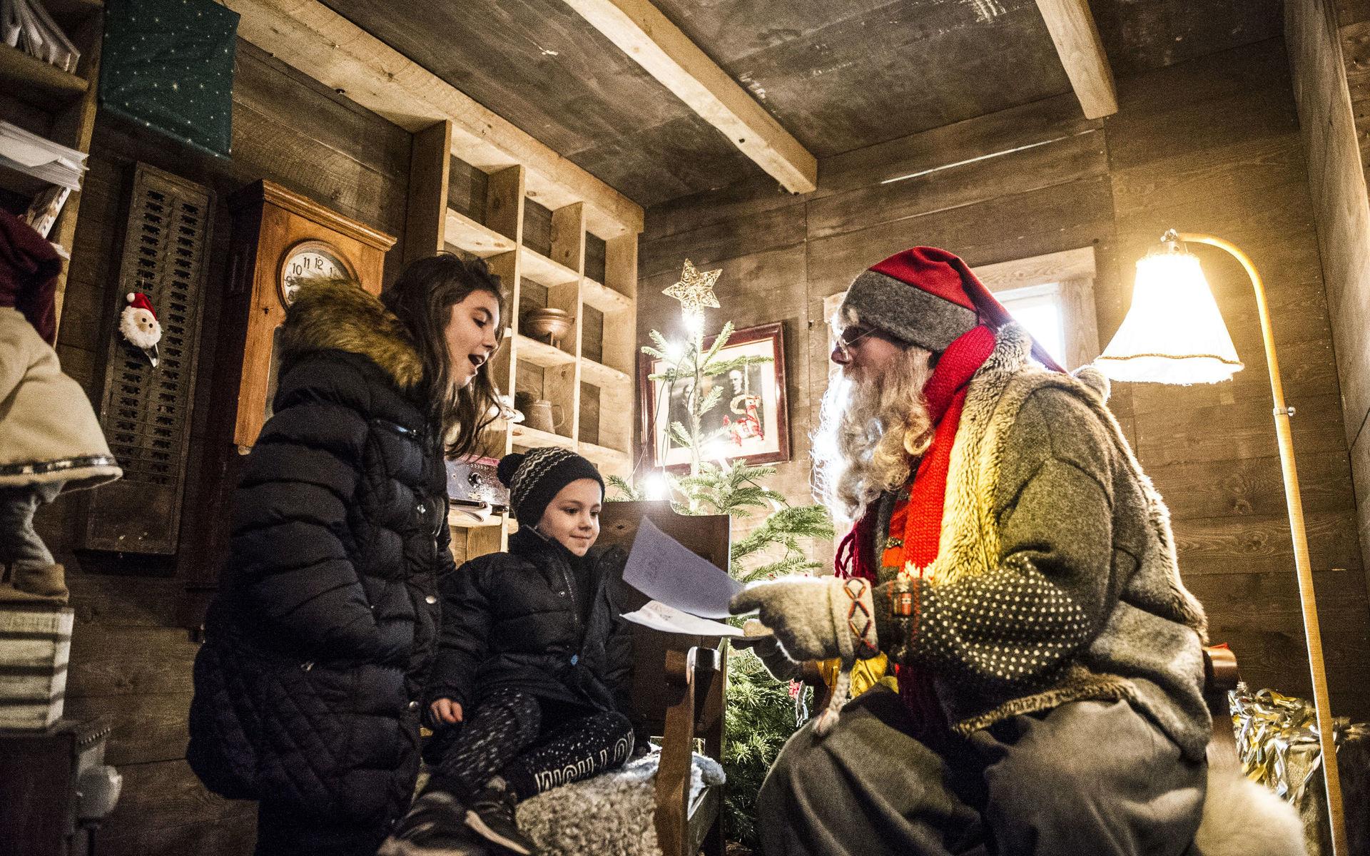 Angelina och David Veljanovska var två av alla barn som träffade tomtefar under premiärhelgen på Jul på Liseberg.