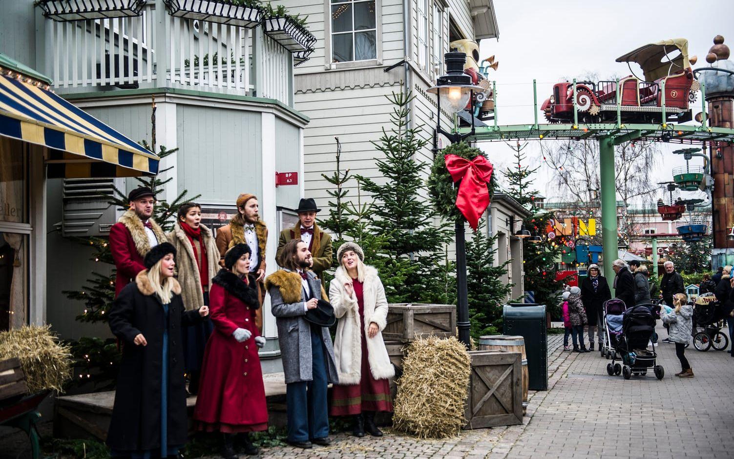 Lisebergs julkör framförde svenska och engelska julsånger.