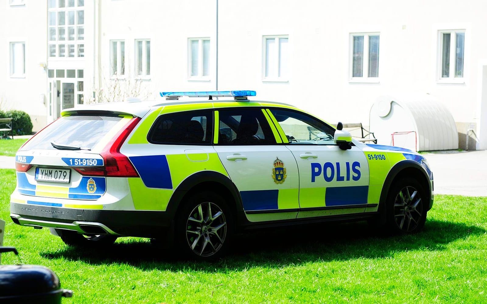 Polis på plats vid fastigheten i Utby, där en kvinna påträffades skjuten i en lägenhet under lördagen.