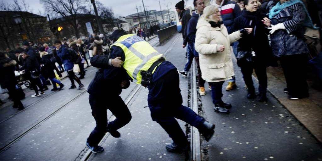 Oroligheterna bland gymnasieelever och andra ledde till bråk i centrala Göteborg.