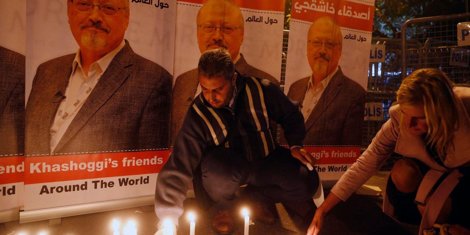 Det tänds ljus utanför det saudiska konsulatet i Istanbul, där en nybildad grupp kräver rättvisa efter Khashoggi-mordet.