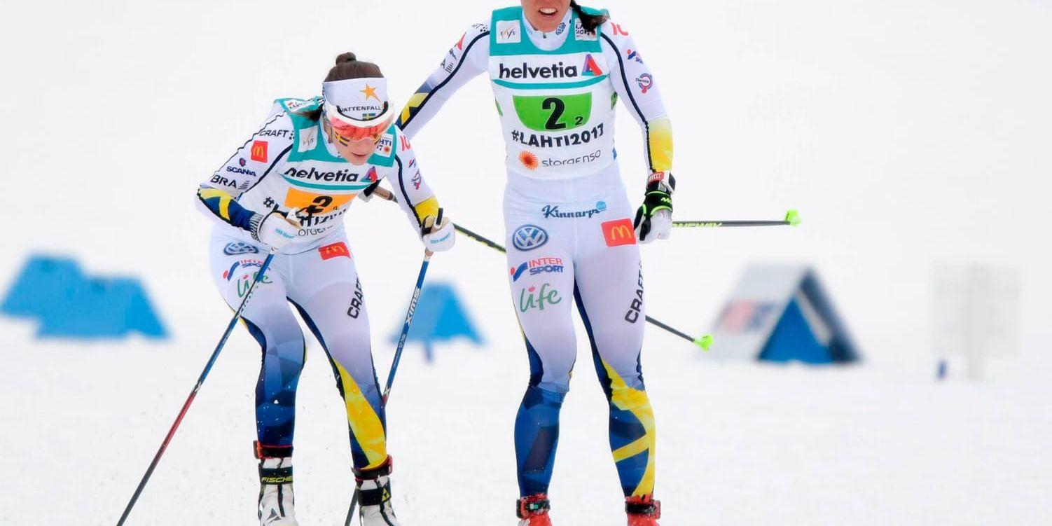Sveriges Charlotte Kalla (till höger) växlar över till Ebba Andersson på sträcka tre under damernas stafett 4x5 km vid skid-VM i finska Lahtis. Arkivbild.
