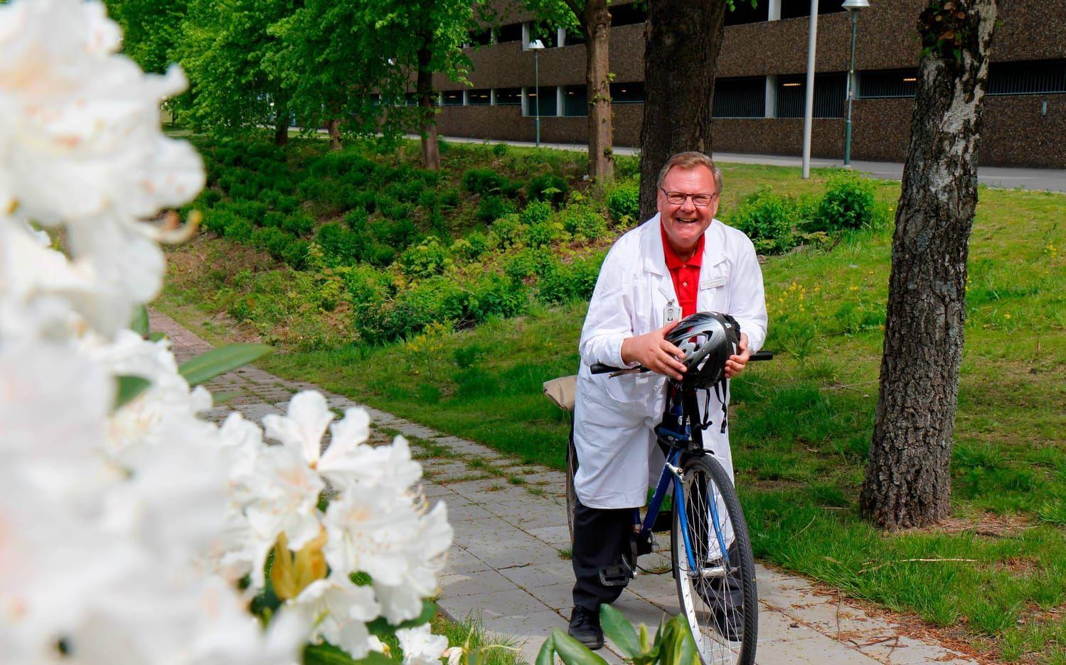 Barnläkaren Göran Wennergren fyller 70 år i morgon och cyklar fortfarande till jobbet med lätta tramptag. Bild: Agneta Renmark