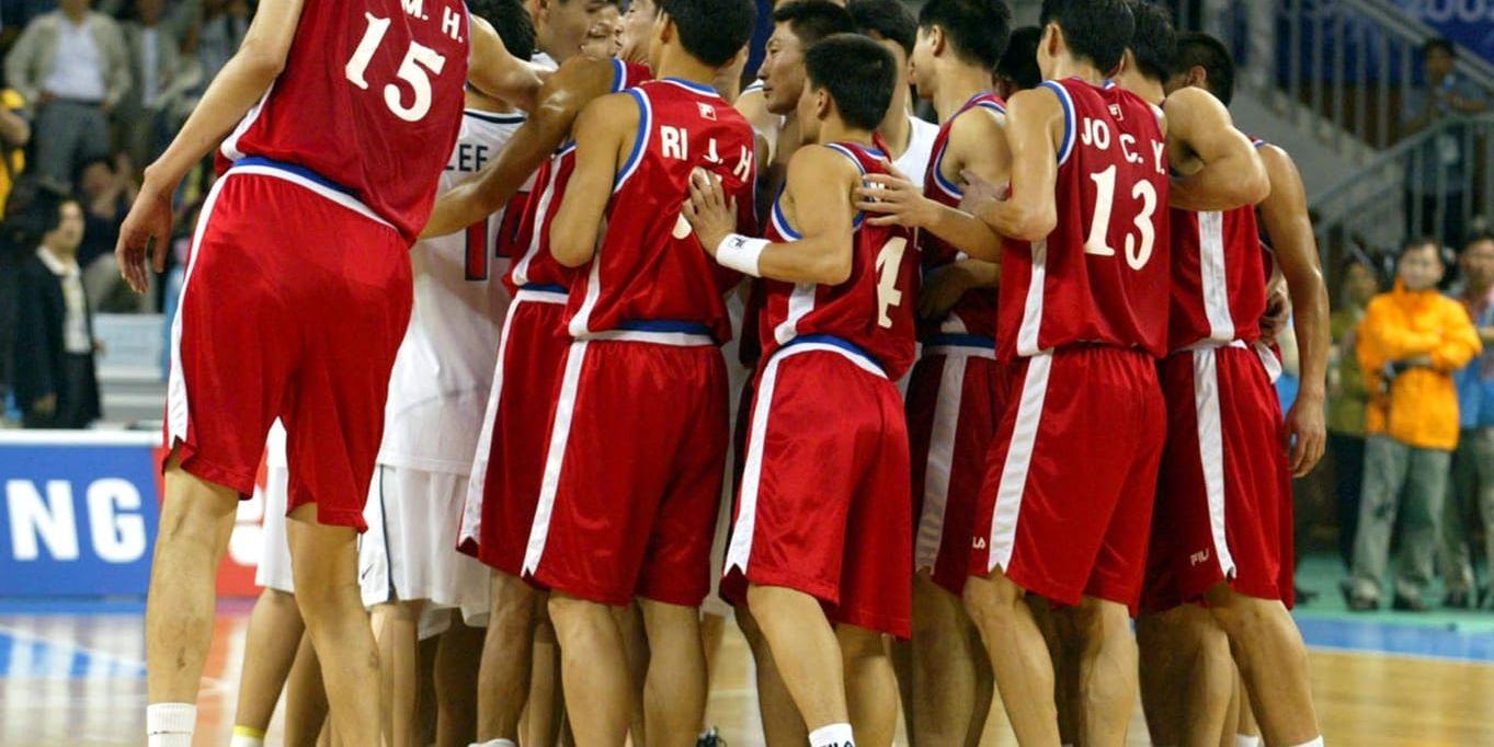 Nord- och sydkoreanska basketspelare i en sällsynt samling under de fjortonde asiatiska spelen i Sydkorea. Arkivbild.