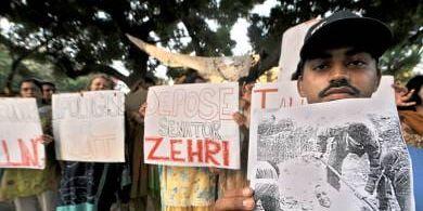 Pakistanska människorättsaktivister protesterar mot hedersmord.