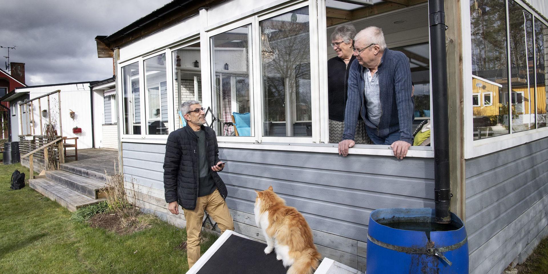 Ahmad Alkassar kom som flykting till Sverige 2015 och fick god hjälp av lokalsamhället då. Nu vill han ge tillbaka till ortsbor i Coronakrisen. Här hjälper han Sjöviksborna Lisbeth Lindblad, Sten Lindblad och katten Manne.