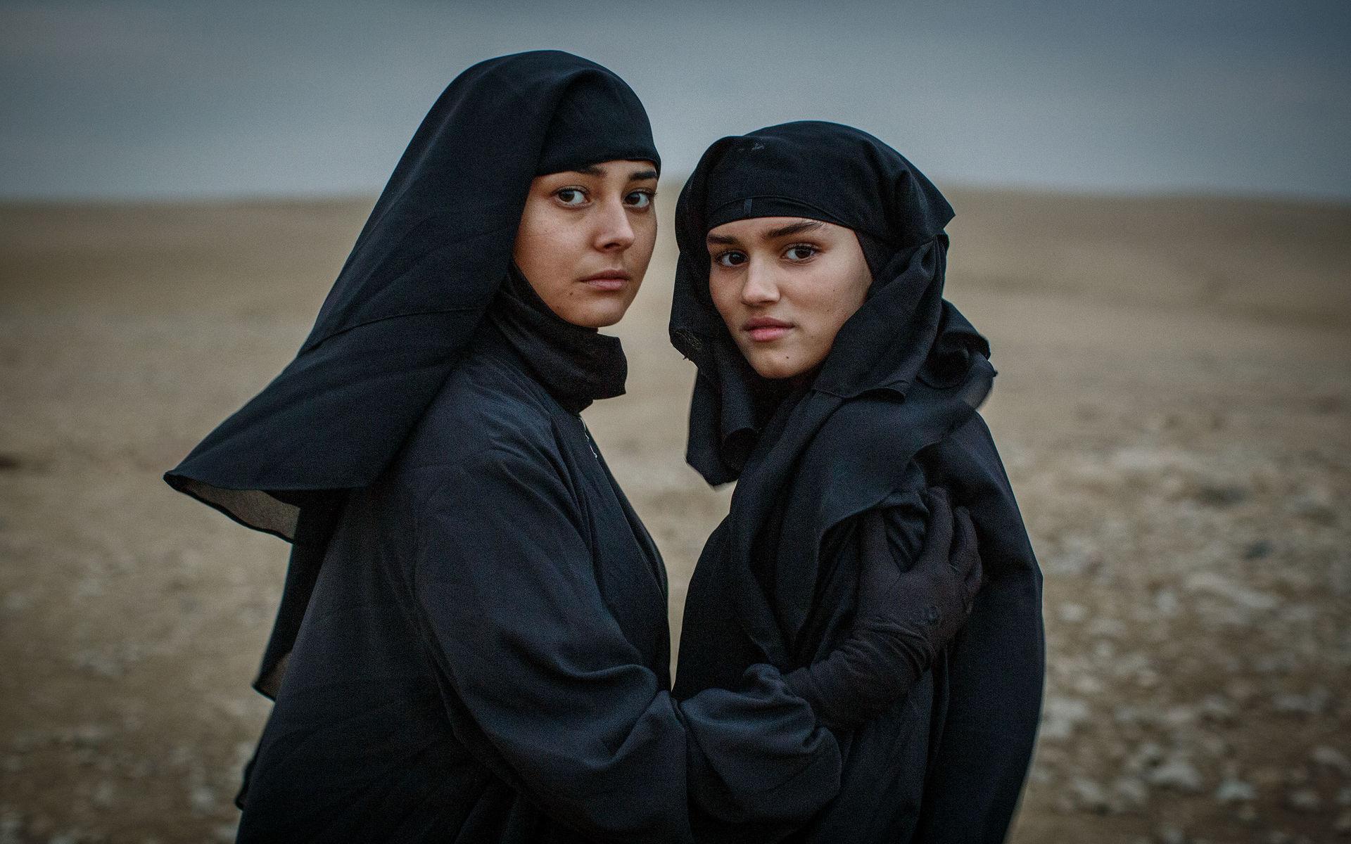 Storasyster Sulle (Nora Rios) och lillasyster Lisha (Yussra El Abdouni) i &quot;Kalifat&quot;.