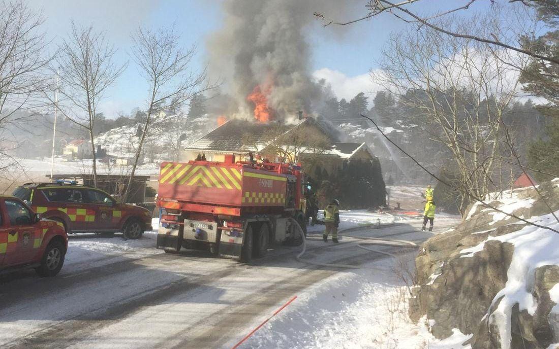 En villa utanför Uddevalla började brinna under onsdagen
