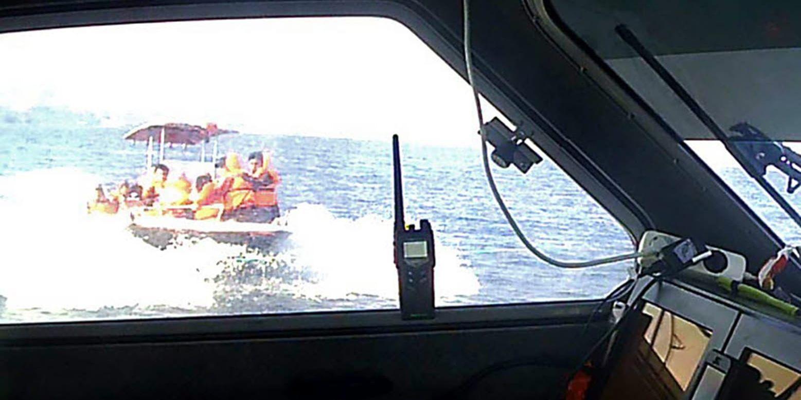 Sekunderna innan en av Kustbevakningens patrullbåtar rammas i måndags av en plastbåt med 18 personer ombord mellan Grekland och Turkiet. Ingen människa skadades i incidenten.