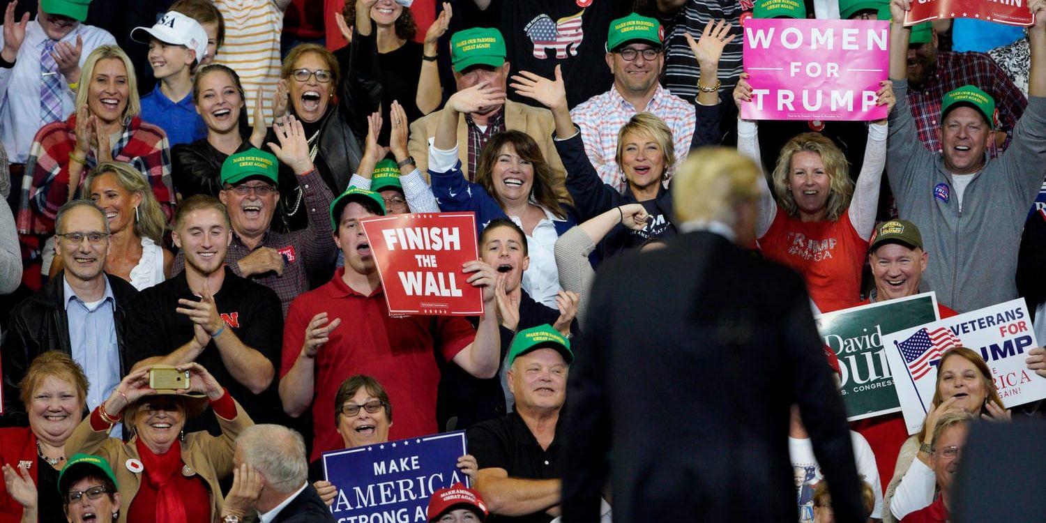 Anhängare till USA:s republikanske president Donald Trump visar sitt gillande vid ett politiskt massmöte i Council Bluffs i Iowa.