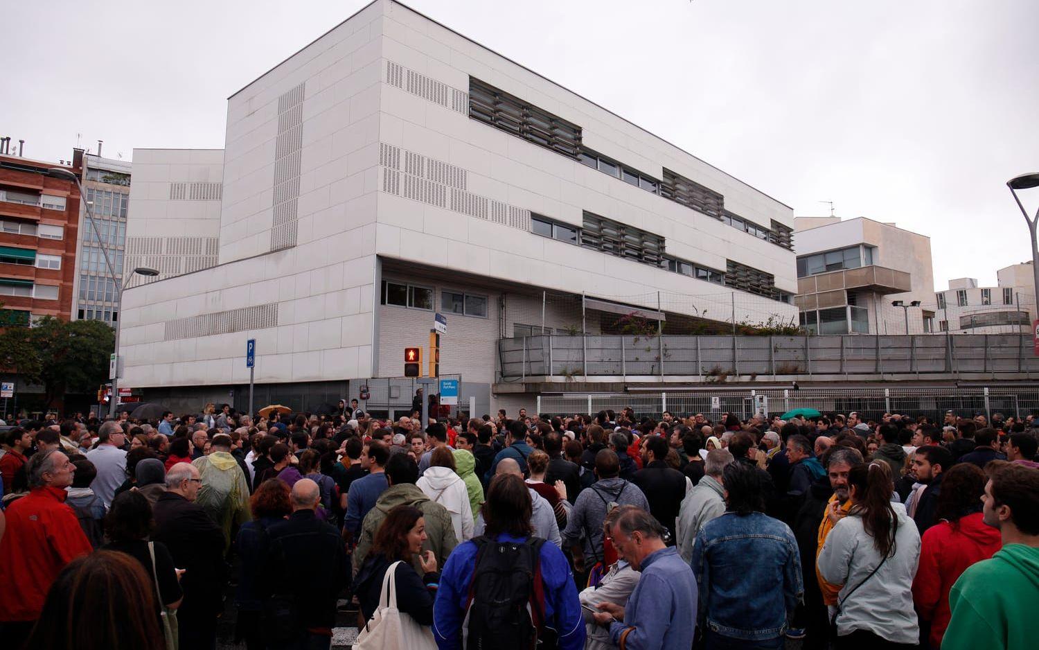 Folk väntar på att rösta utanför Fort Pienec-skolan nära busstationen Barcelona Nord. Bild: Aitor Diago