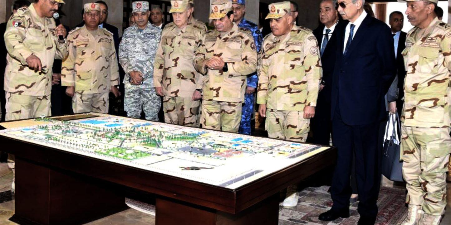 Egyptens president Abd al-Fattah al-Sisi, som själv är general, i ett militärt högkvarter på Sinaihalvön. Arkivbild.