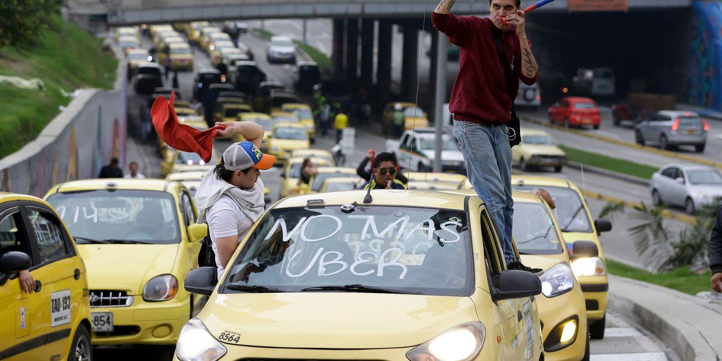 Taxichaufförer protesterar mot Uber. Bilden är från en annan demonstration med samma syfte i fjol i Bogotá. Arkivbild.
