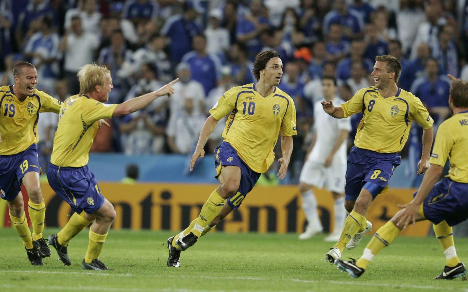 I EM 2004 gjorde Zlatan ett klassisk mål mot Italien, när han klackade bollen förbi Gianluigi Buffon. Foto: Bildbyrån