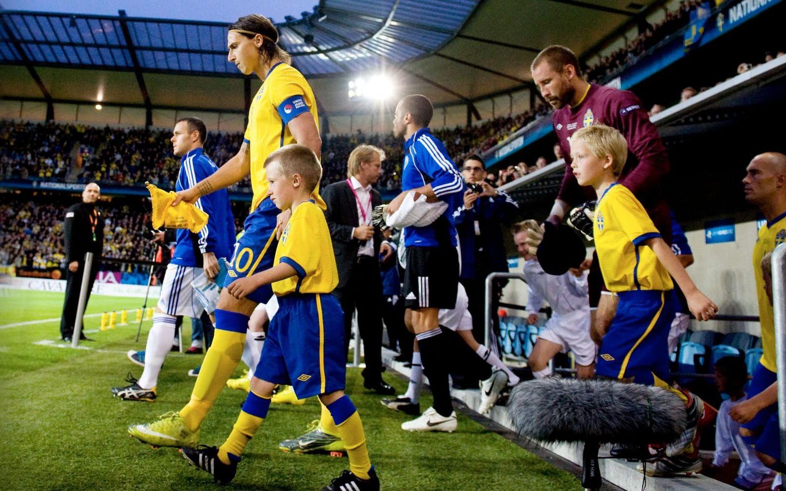 Ibrahimović leder Sverige ut till match. Foto: Bildbyrån