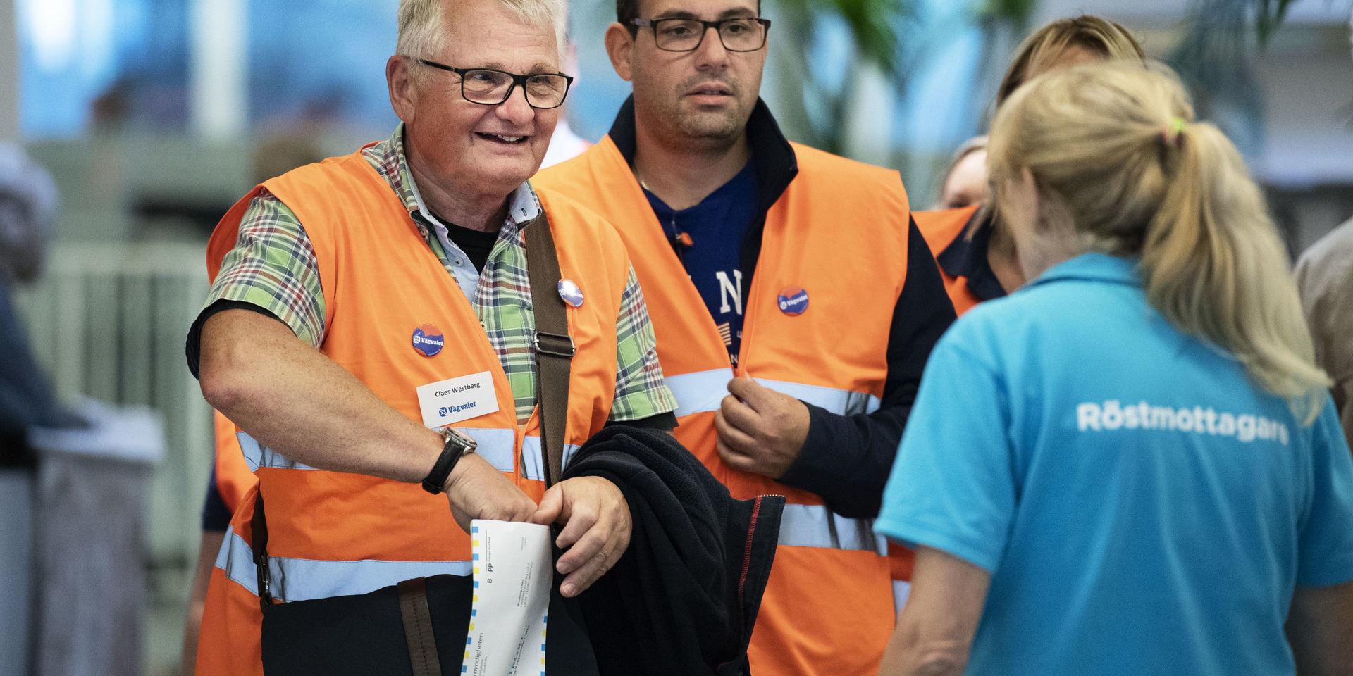 Claes Westberg och Theo Papaioannou på väg in i förtidsröstningslokalen. 