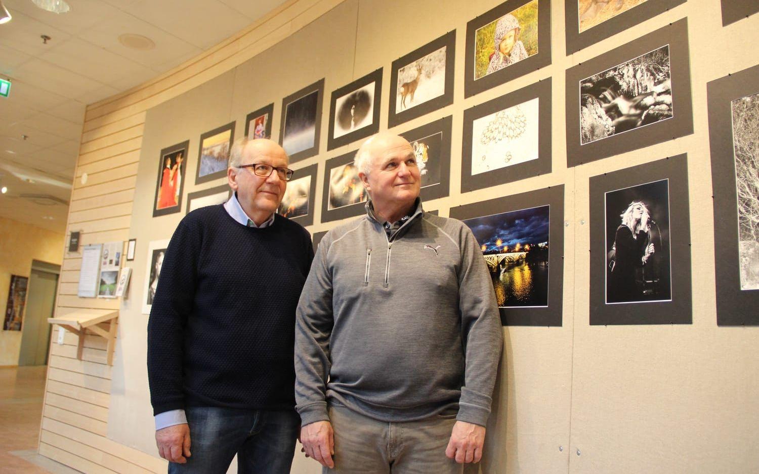 Lars Liljendal och Ralph Andersson tycker att utställningen på Fyren speglar fotklubbens medlemmars olika intressen på ett bra sätt. Bild: Lisa Henricson