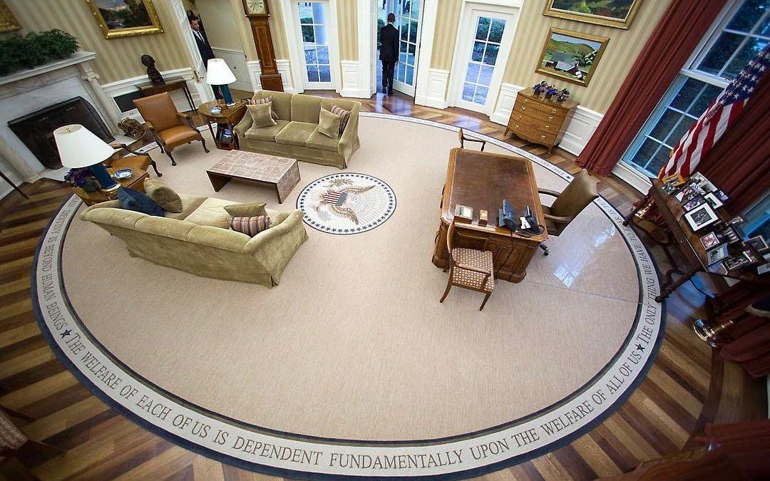 När Obama gjorde om kontoret 2010 lät han lägga en ny matta med kända citat från fem framstående amerikaner, bland annat Martin Luther King, John F Kennedy och Franklin D Roosevelt. Foto: Vita Huset / Pete Souza