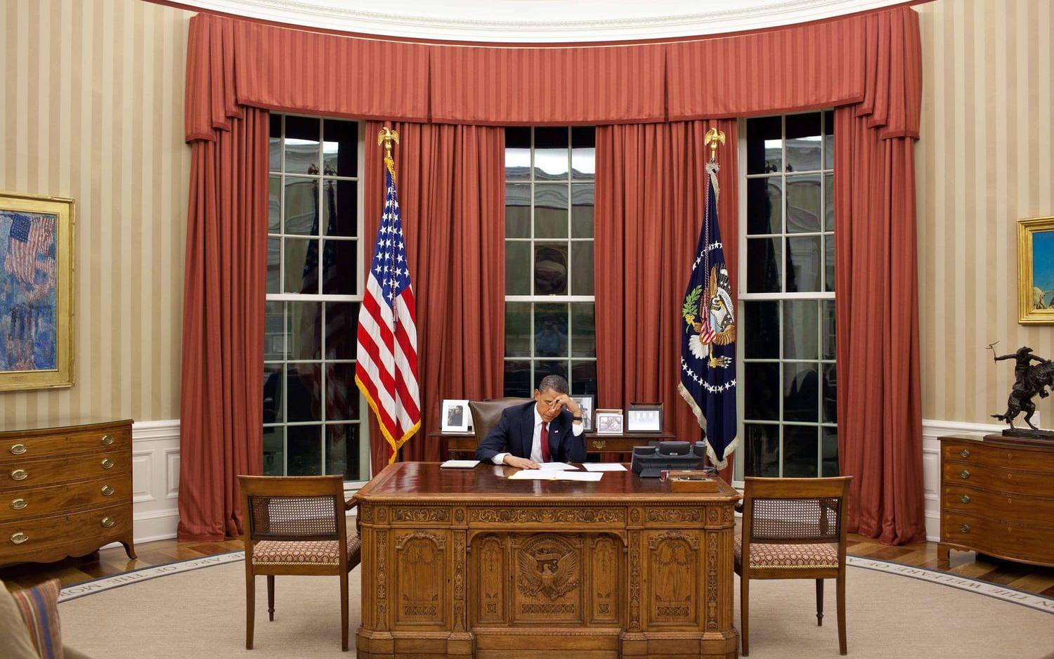 De röda draperierna som hängde i Ovala rummet under Obamas sista år har förpassats till linneförrådet. Foto: TT