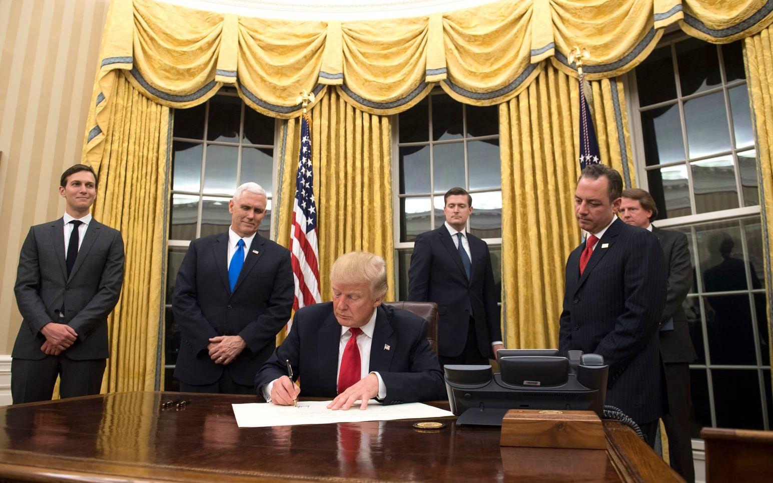 De nya gardinerna är kanske den tydligaste förändringen i Trumps Ovala kontor. Det är vida känt att The Donald har en förkärlek för guld och kanske är det detta som inspirerat till den gyllene gardinerna. Foto: Stella