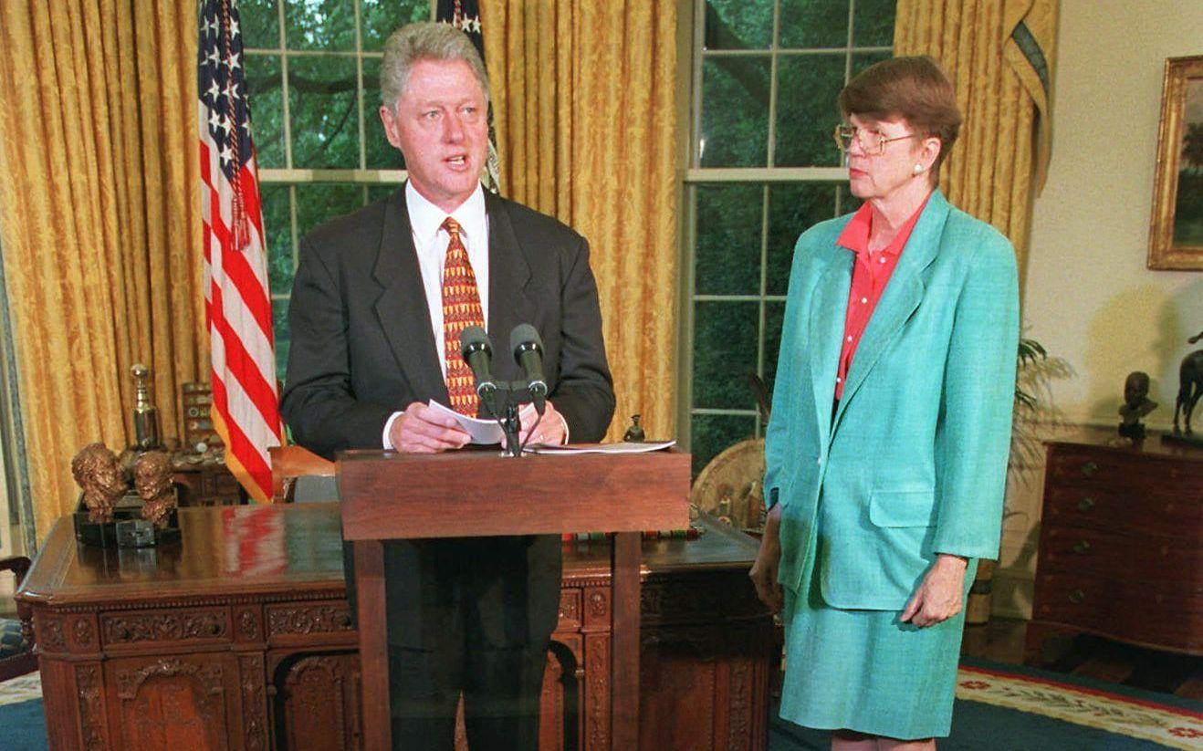 Den roliga twisten är att Trump valt samma gardiner som hängde i Ovala rummet när Bill och Hillary Clinton satt i Vita Huset. Foto: TT