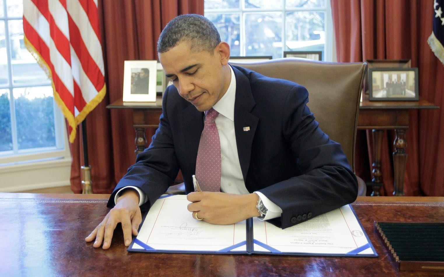 Obama har gått igenom flera fåtöljer under sin tid i Vita Huset. Senast stod en tämligen enkel skinnfåtölj framför skrivbordet. Foto: TT
