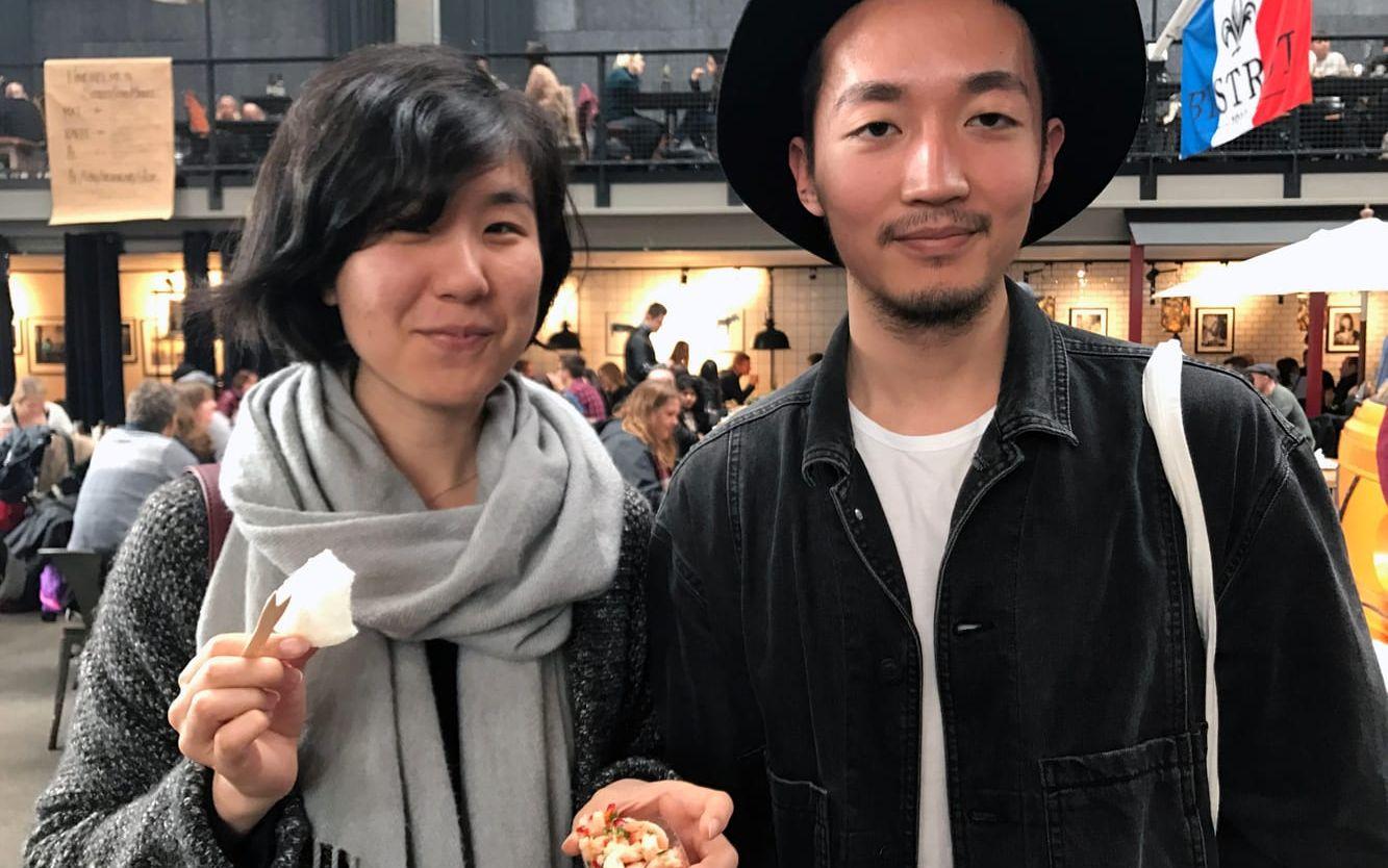 Studenterna Wenhui Bi och Yupeng Lian tycker att matmarknaden sticker ut i Göteborgs utbud.