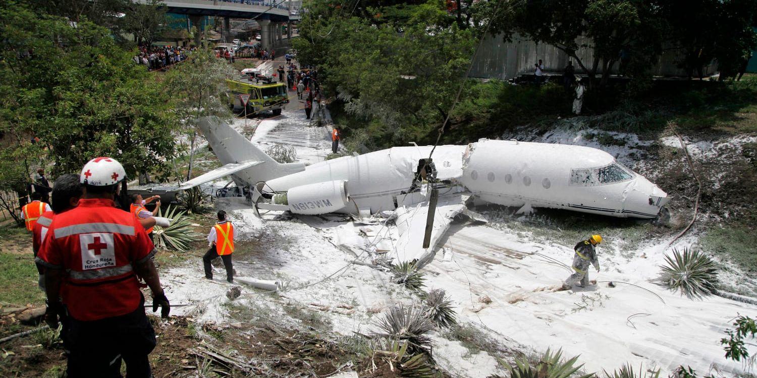 Det kraschade flygplanet, nedsprutat med brandsläckarskum, vid flygplatsen Toncontín i Honduras.