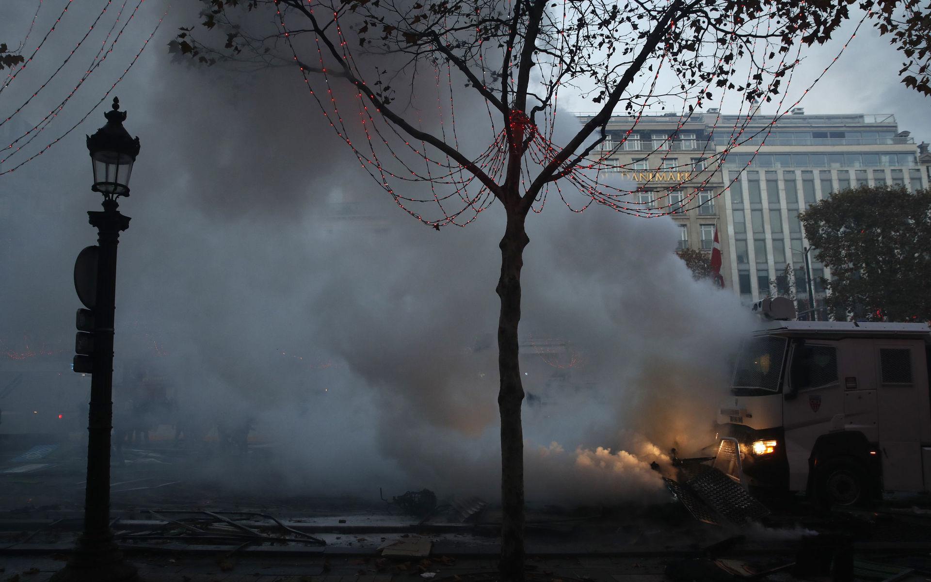 Rökmoln stiger från paradgatan Champs-Élysées
