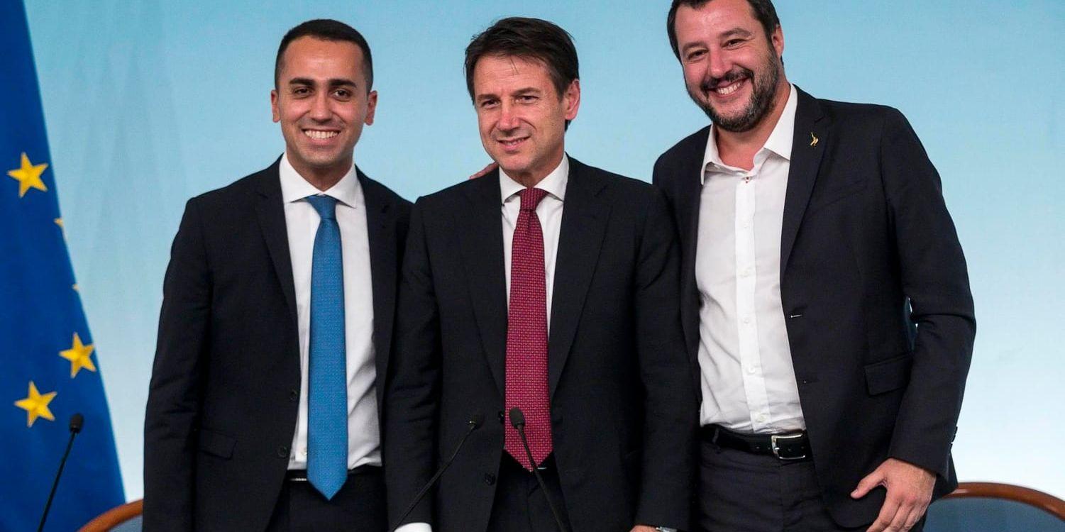 Budgetstriden med EU hindrar inte den italienska regeringens två partiledare och vice premiärministrar Luigi Di Maio (till vänster) och Matteo Salvini (till höger) samt premiärminister Giuseppe Conte (mitten) att le glatt. Arkivfoto.