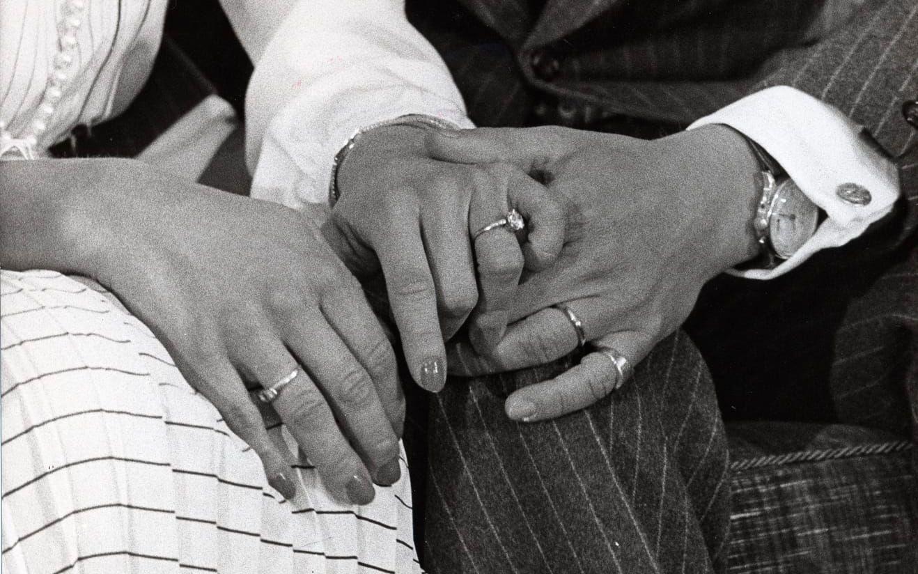 12 mars, 1976: De nyförlovades händer.