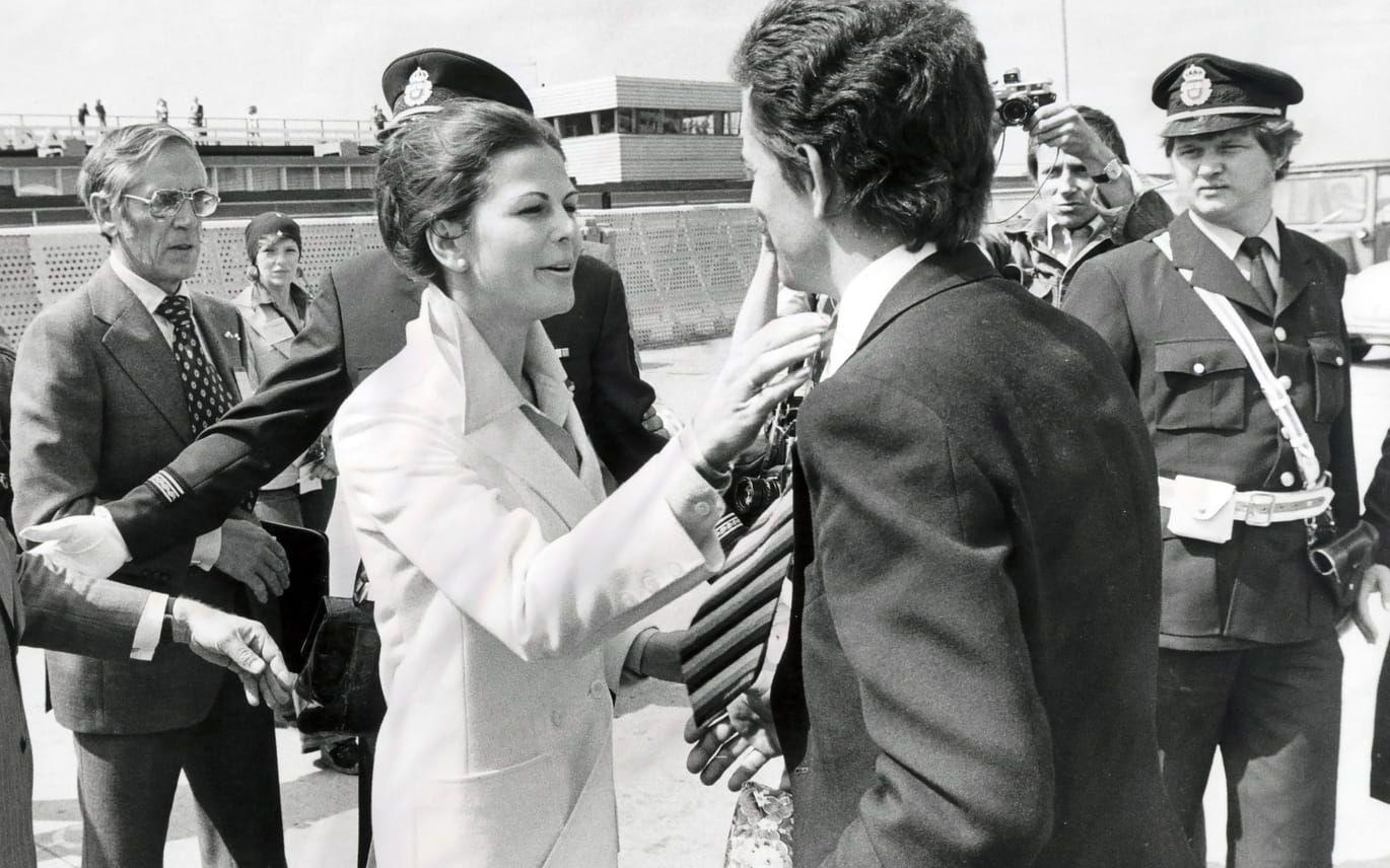 1976: Silvia Sommerlath hälsar sin bror Jörg Sommerlath under ett besök till Sverige.