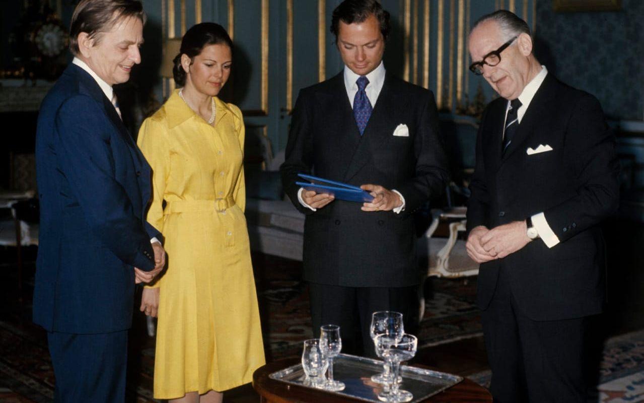 9 juni, 1976: Statsminister Olof Palme och talman Henry Allard överlämnar Svenska folkets lysningspresent: 800 glas med monogram.