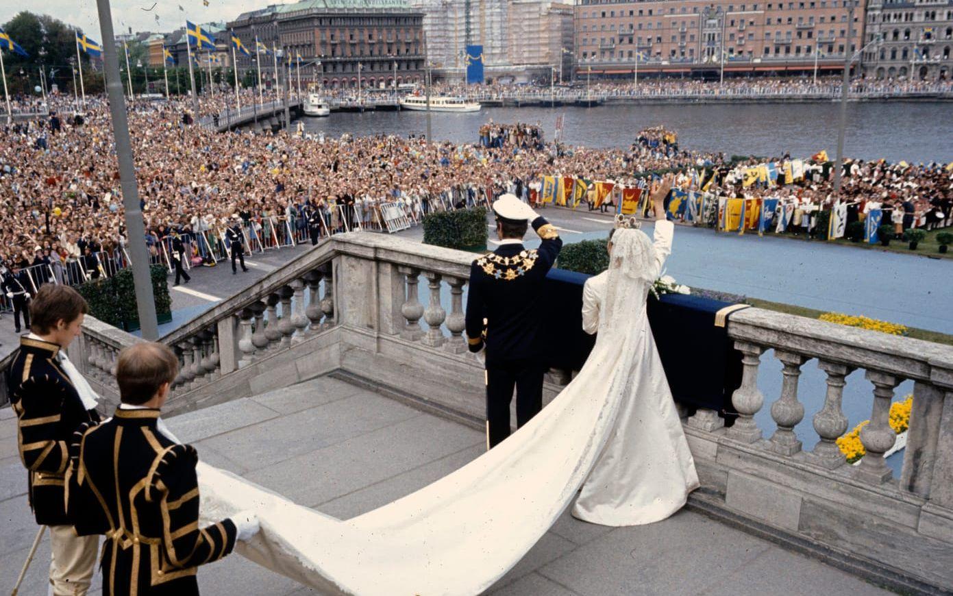 19 juni, 1976: Här möter de folkets jubel utanför slottet.