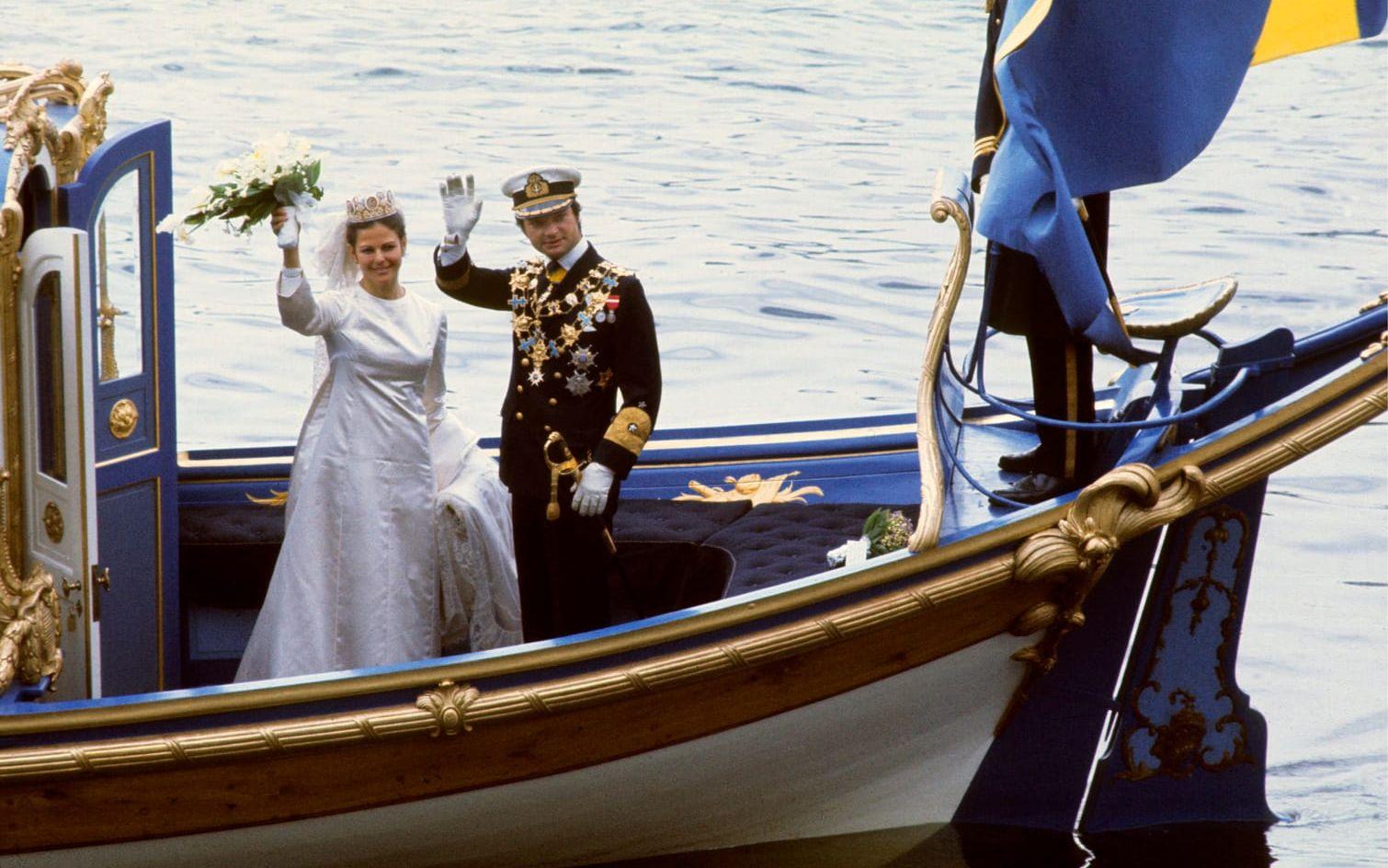 19 juni, 1976: Bröllopsparet på kungaslupen på väg mot slottskajen i Stockholm.