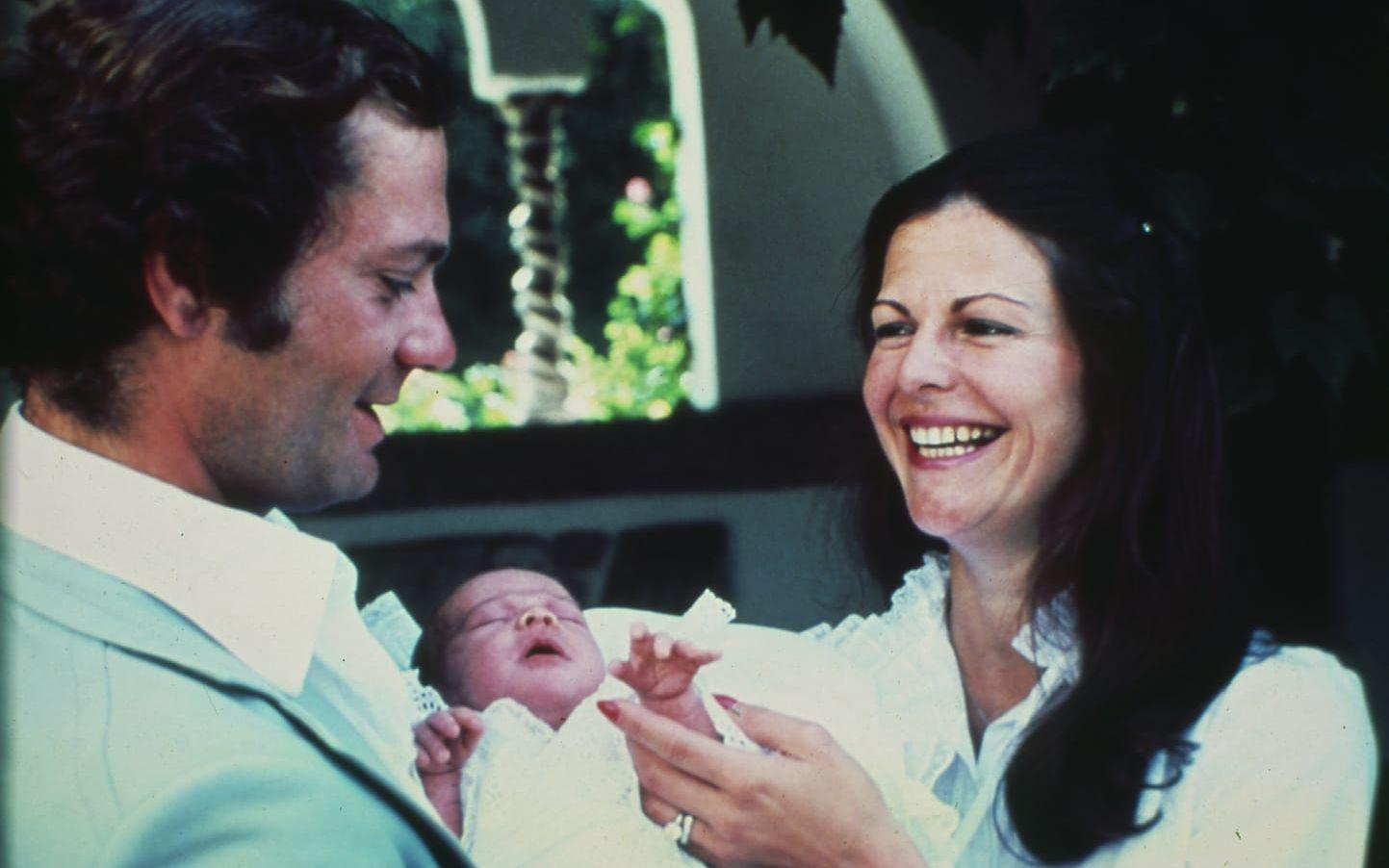 Augusti, 1977: Silvia håller upp den nyfödde prinsessan Victoria.