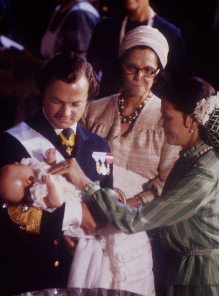 27 september 1977: Victorias dop. I bakgrunden står Silvias mor Alice Sommerlath.