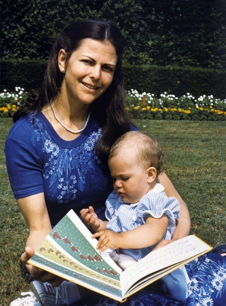 14 juni, 1978: Silvia med Victoria, som firar ettårsdagen på Soliden, i knäet.