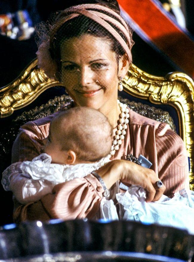 31 augusti, 1979: Silvia håller ömt om Carl Philip, då född som Kronprins.