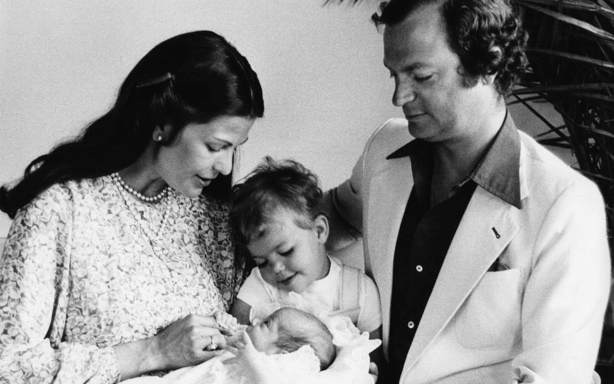 1979: De första bilderna på prins Carl Philip med mamma drottning Silvia, storasyster prinsessan Victoria och kungen.