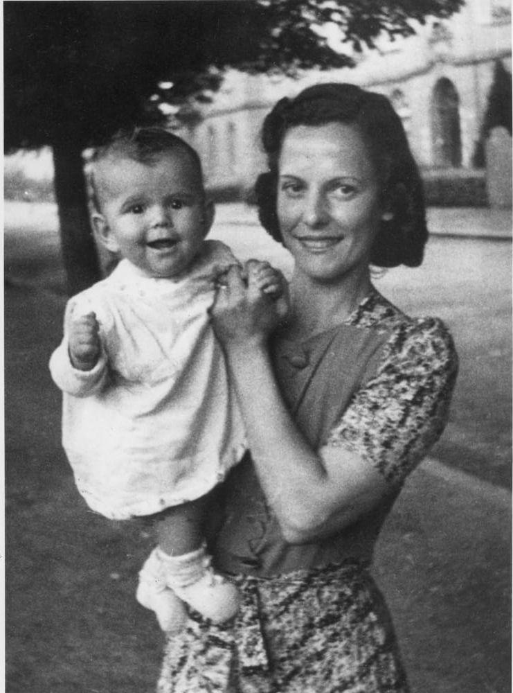 1944: Här är hon tillsammans med sin mor Alice Sommerlath.