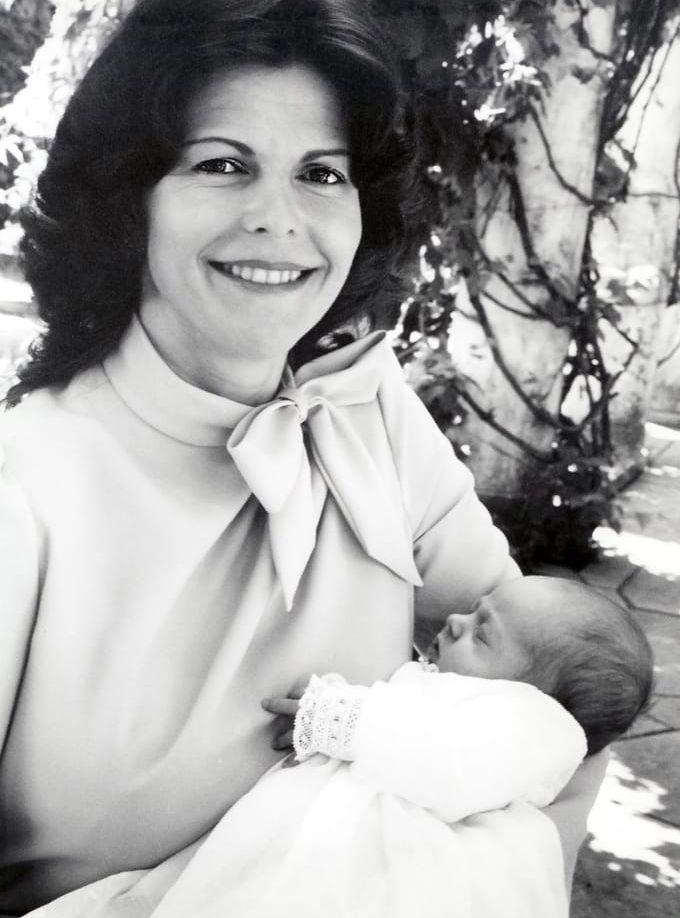 Juni, 1982: Silvia med prinsessan Madeleine.
