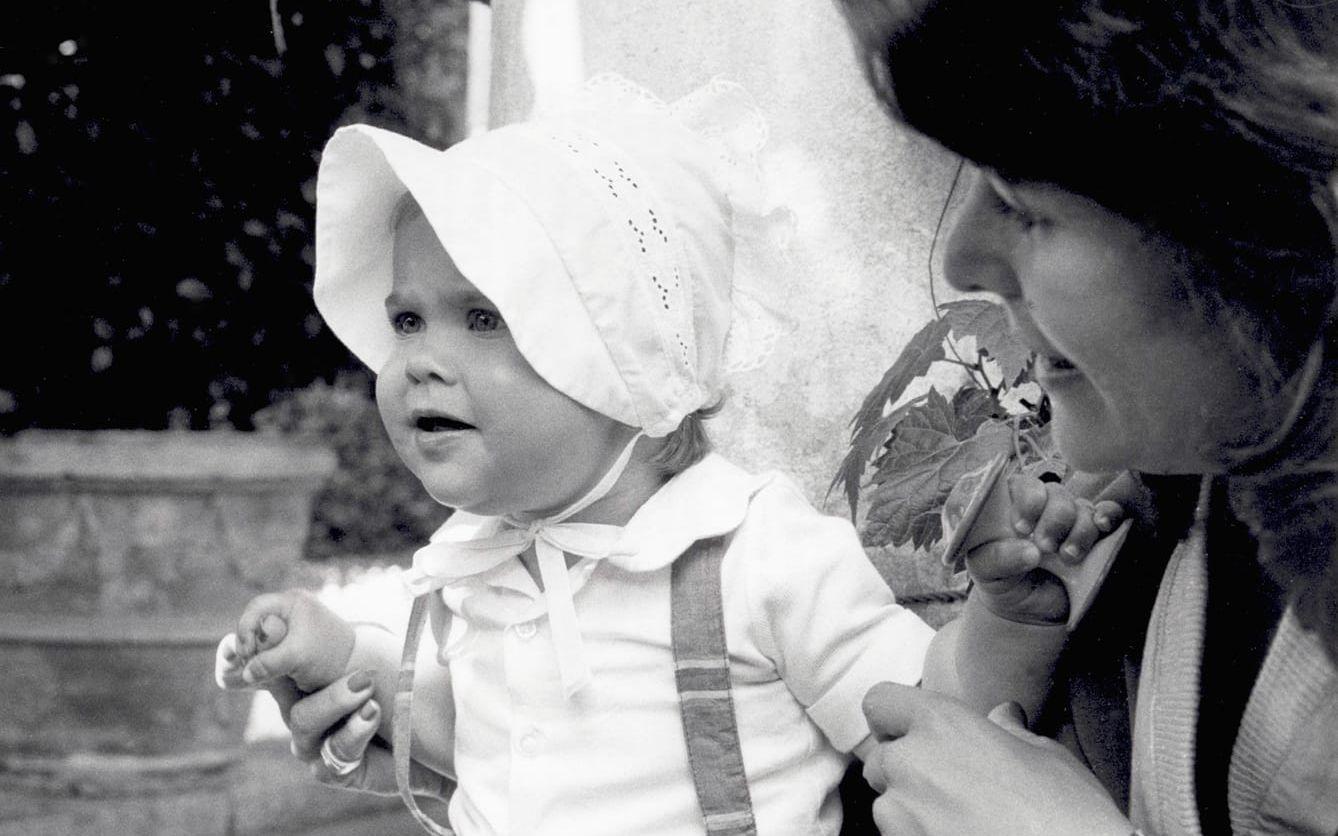 5 juli, 1983: Madeleine med drottning Silvia på Solliden.