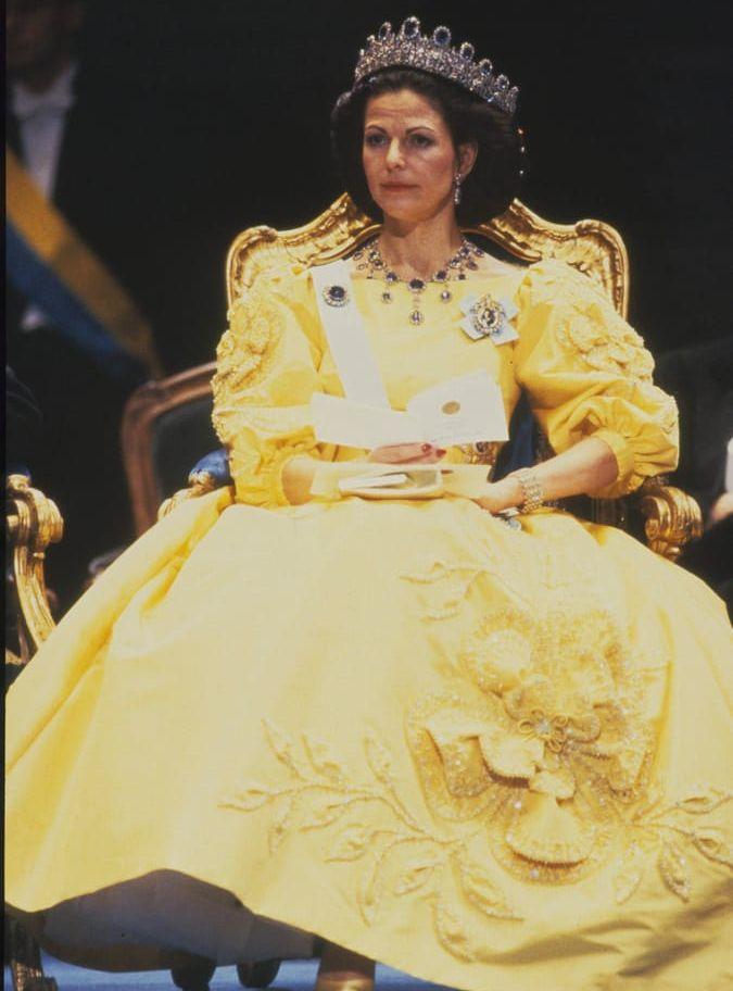 1985: Silvia i festblåsa från Nobelmiddagen.