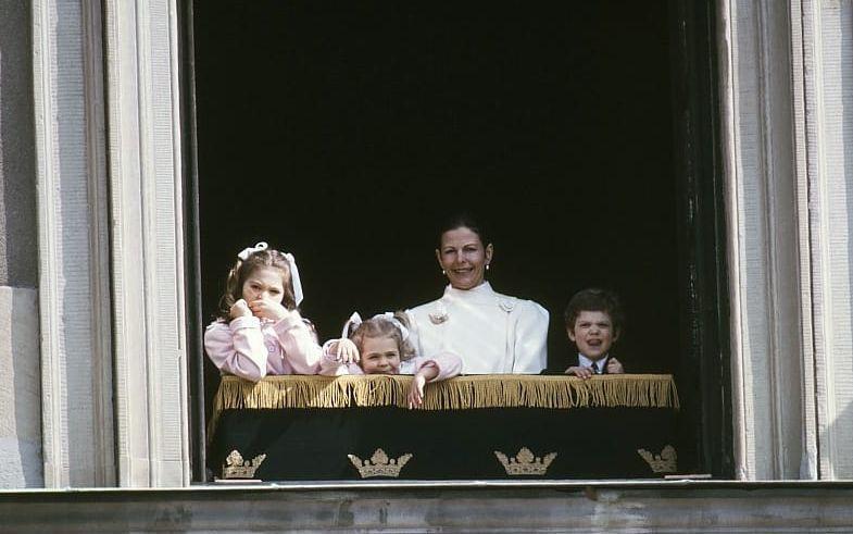 30 april, 1986: Drottning Silvia med barnen tittar ut från balkongen.