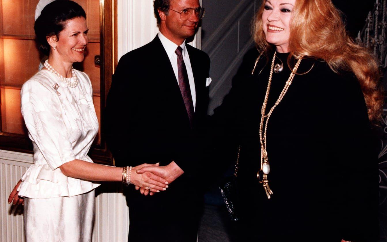 14 april, 1991: Silvia skakar hand med skådespelerskan Anita Ekberg under ett statsbesök i Italien.