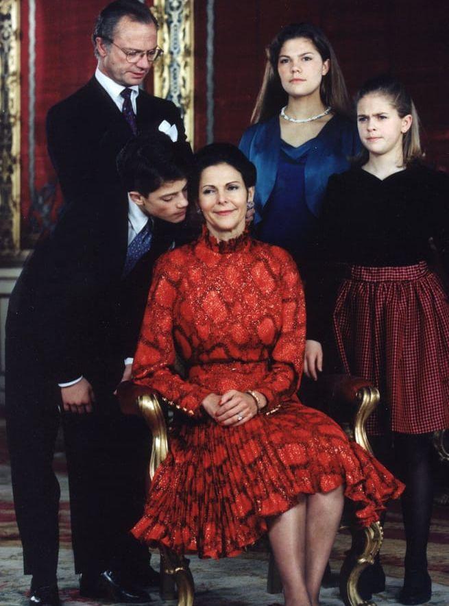 23 december 1993: Familjen samlas för ett gemensamt foto på Silvias 50-årsdag.